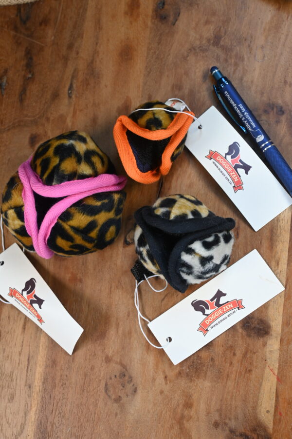 treat-ball-all Tractatie- en knisperbal velboa stof